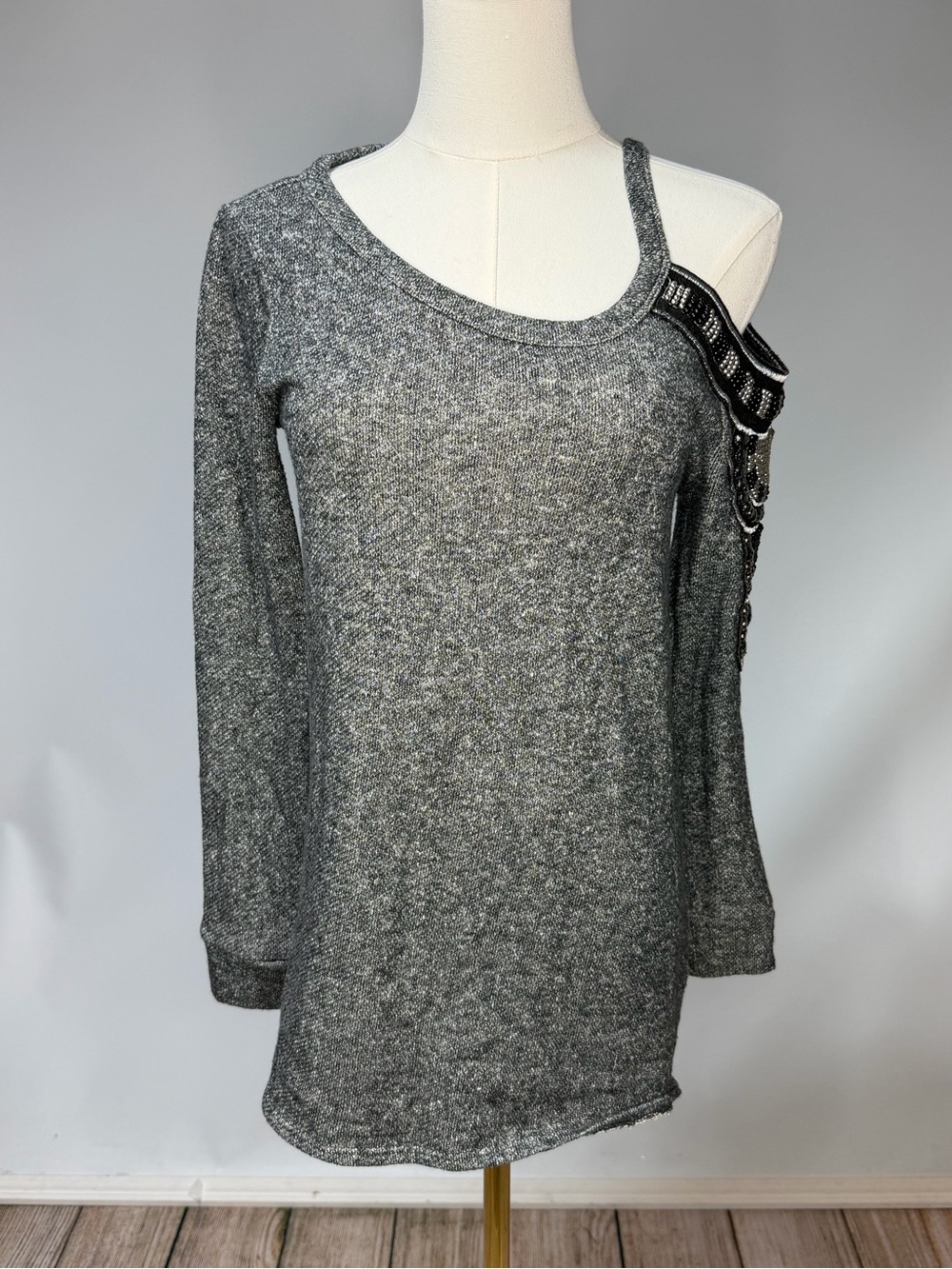 VENUS Gray One-Shoulder Knit Sweatshirt with Embellished Strap